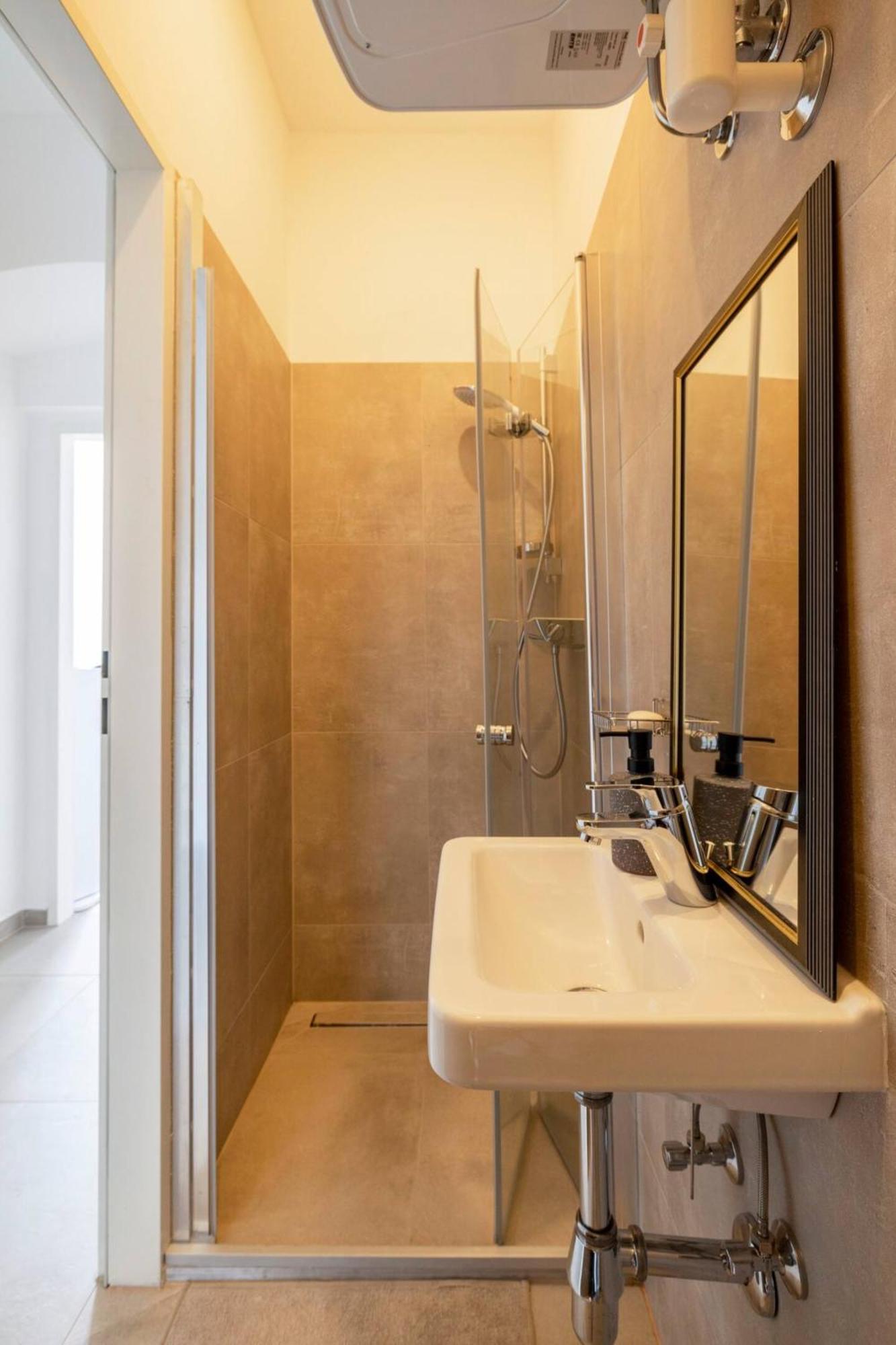 Apartment Near Schoenbrunn & Metro Виена Екстериор снимка