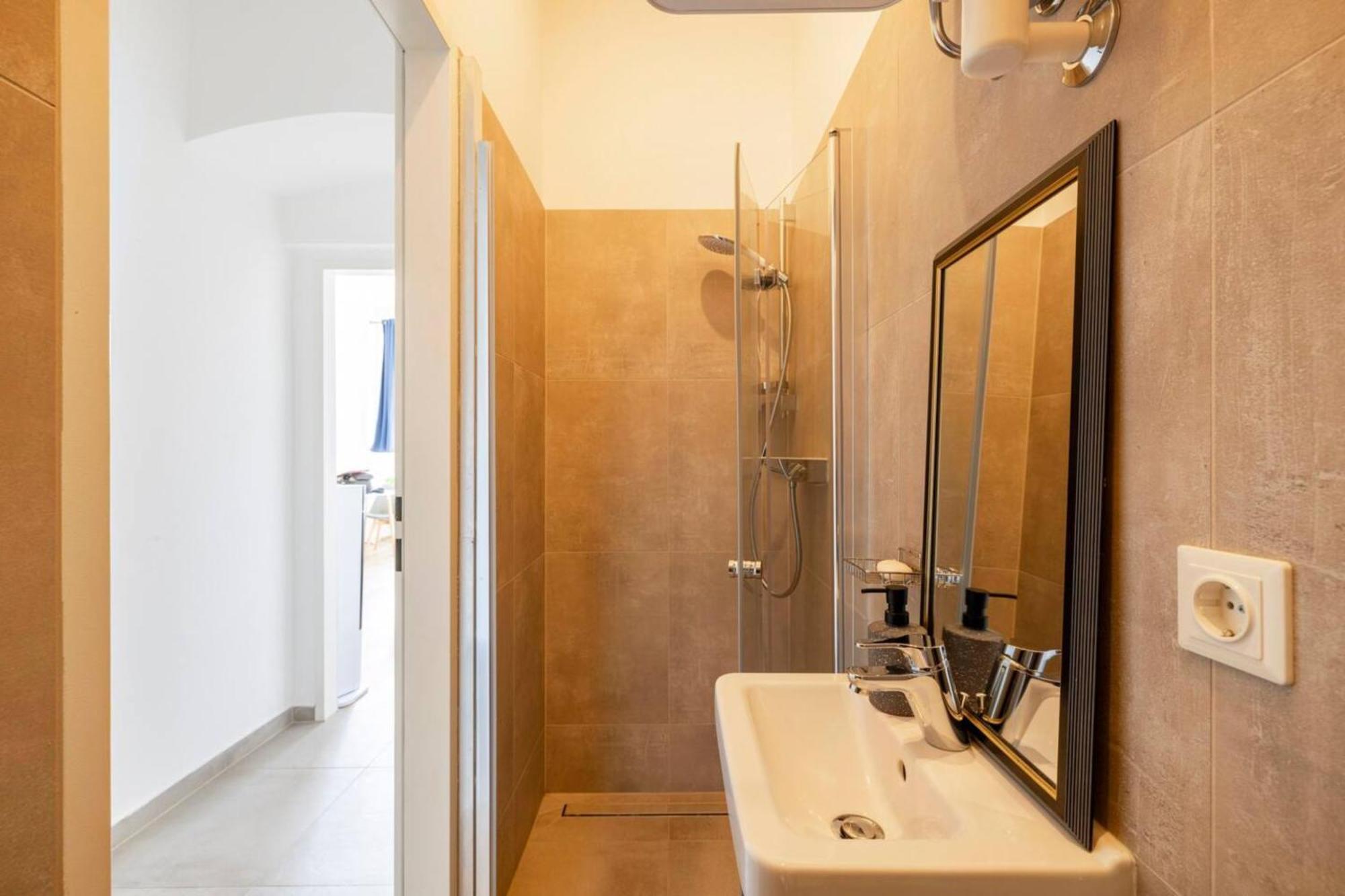Apartment Near Schoenbrunn & Metro Виена Екстериор снимка