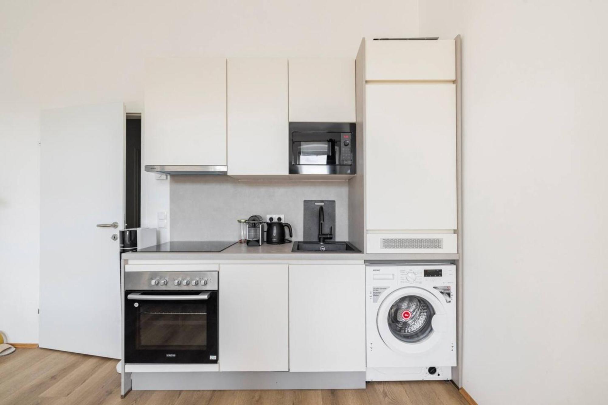Apartment Near Schoenbrunn & Metro Виена Екстериор снимка
